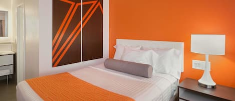 Standard Room, 1 Queen Bed | In-room safe, desk, iron/ironing board, free cribs/infant beds