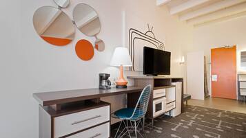 Caja fuerte, escritorio, tabla de planchar con plancha y cunas gratuitas