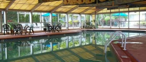 Innenpool, geöffnet von 08:00 Uhr bis 21:00 Uhr, Liegestühle