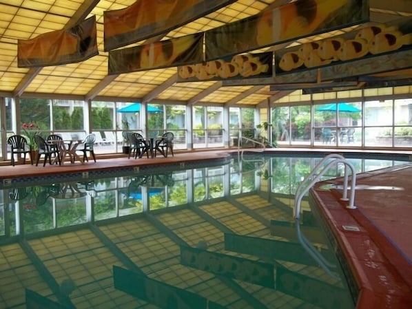 Piscine couverte, accès possible de 08 h 00 à 21 h 00, chaises longues