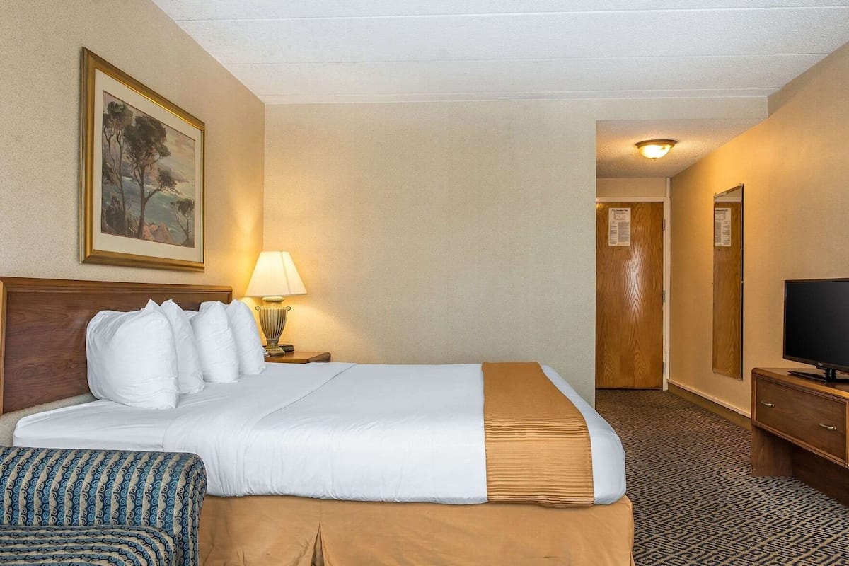 In-room safe, desk, laptop workspace, blackout drapes