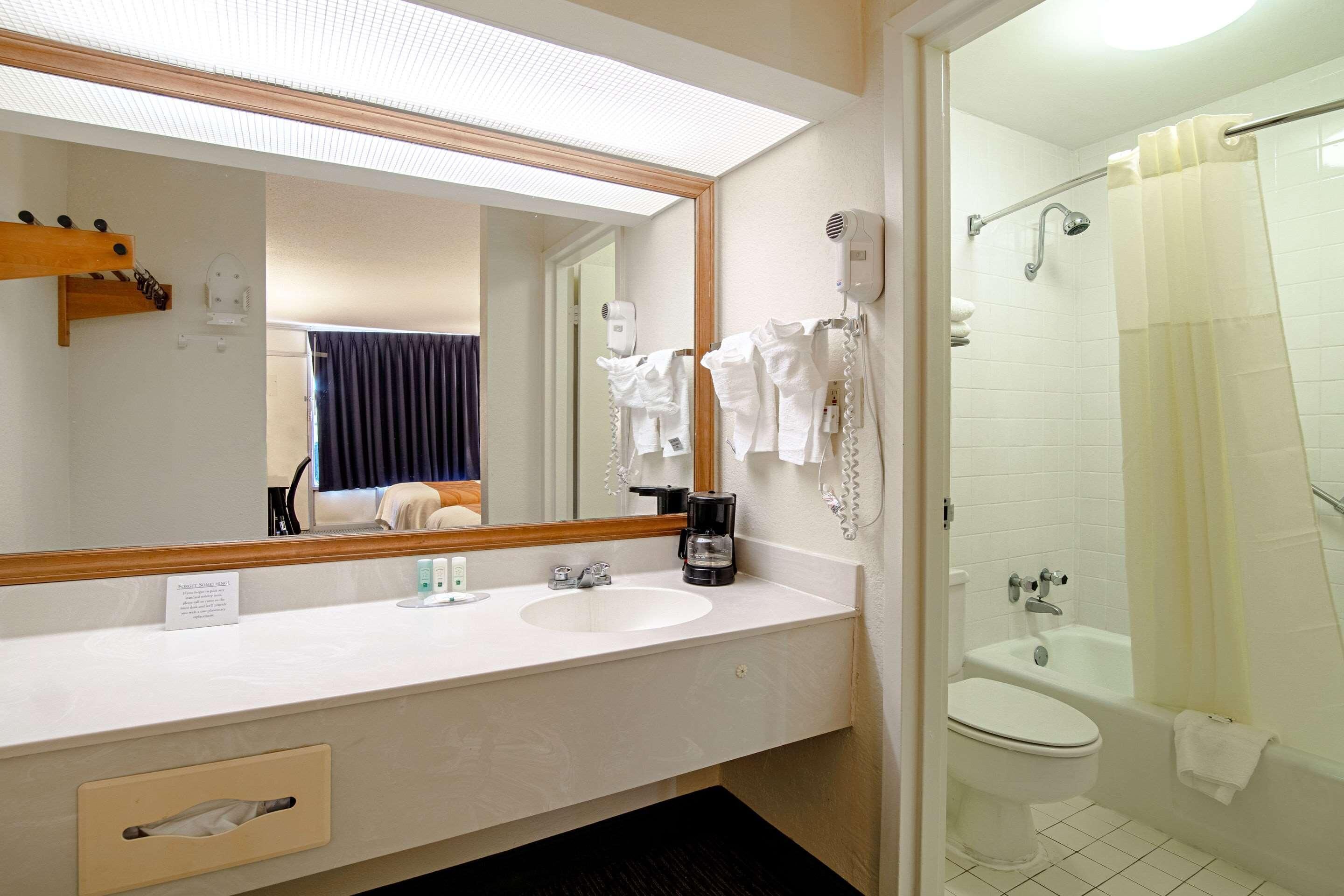 Combined shower/tub, hair dryer, towels