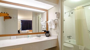 Bañera con ducha, secador de pelo, toallas