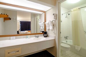 Bañera con ducha, secador de pelo, toallas