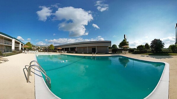 Piscine extérieure en saison