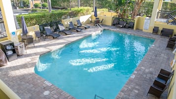 Piscine extérieure, parasols de plage, chaises longues