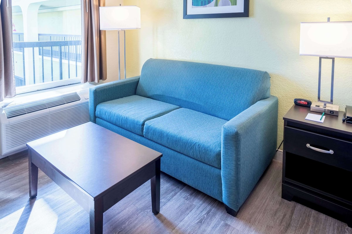 room, 1 king bed, non smoking | desk, laptop workspace, blackout curtains, iron/ironing board