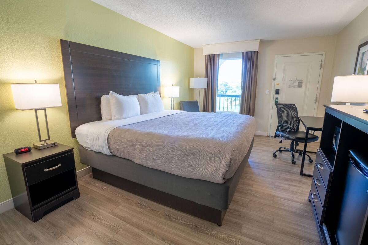 Chambre, 1 grand lit, accessible aux personnes à mobilité réduite, non-fumeur