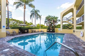 Una piscina al aire libre (de 09:00 a 21:00), sombrillas, tumbonas
