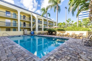 Outdoor pool, open 9:00 AM to 9:00 PM, pool umbrellas, pool loungers - Quality Inn Palm Beach International Airport (West Palm Beach)