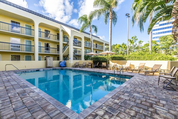 Outdoor pool, open 9:00 AM to 9:00 PM, pool umbrellas, pool loungers - Quality Inn Palm Beach International Airport (West Palm Beach)