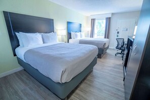 Habitación estándar, 2 camas de matrimonio, no fumadores | Escritorio, espacio para trabajar con un portátil, cortinas opacas