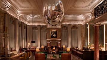 2 bars/lounges, lobby lounge
