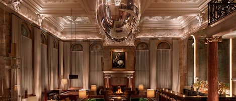 2 bars/lounges, lobby lounge