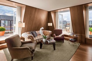 Chambre « Premier », 1 très grand lit, terrasse | Coin séjour | Télévision à écran plat de 46 pouces avec chaînes par câble, télévision