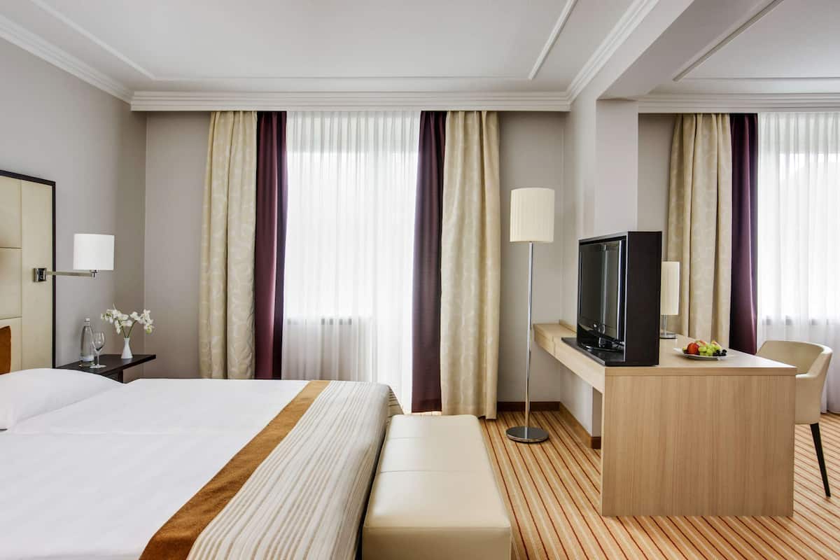 Junior Suite | Hypo-allergenic bedding, minibar, in-room safe, desk