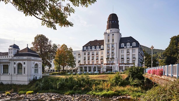 Ein großes, historisches Gebäude mit mehreren Stockwerken und einem markanten Turm.