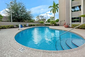 Outdoor pool - La Quinta Inn & Suites by Wyndham Coral Springs South (Coral Springs)