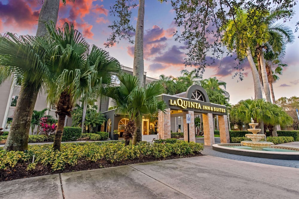 La Quinta Inn & Suites by Wyndham Coral Springs South