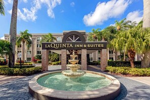 Exterior - La Quinta Inn & Suites by Wyndham Coral Springs South (Coral Springs)