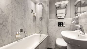 Familienzimmer | Badezimmer | Dusche, Designer-Toilettenartikel, Haartrockner, HandtĂŒcher