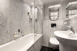 Habitación familiar | Baño | Regadera, amenidades de baño de diseñador, secadora de cabello, toallas 