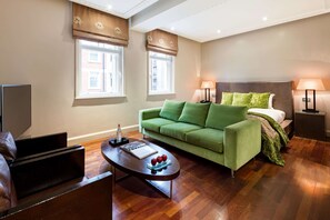 ملاءات من القطن المصري وأغطية فراش متميزة وخزنة داخل الغرفة ومكتب