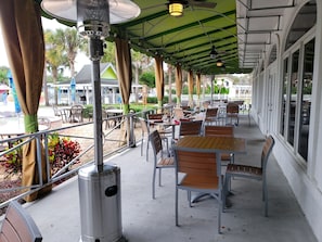 3 restaurantes, se sirven desayunos, comidas, cenas y cocina americana