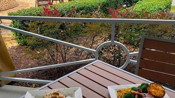 3 restaurants, breakfast, lunch, dinner served; American cuisine