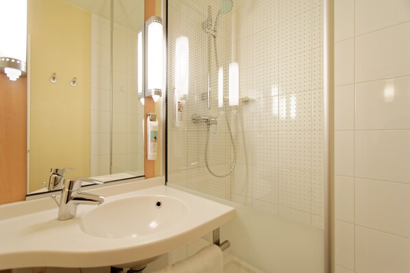 Shower, eco-friendly toiletries, hair dryer, towels - ibis Paris Porte d'Italie (Gentilly)