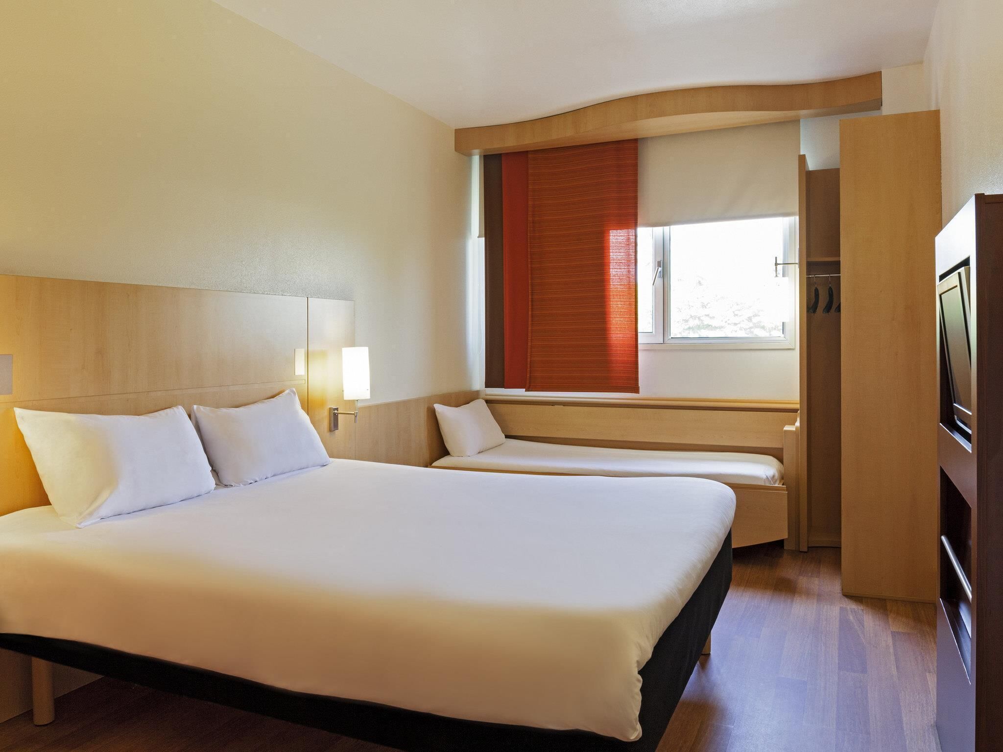Habitació doble estàndard, diversos llits | Escriptori, espai de treball apte per a portàtils i cortines opaques 