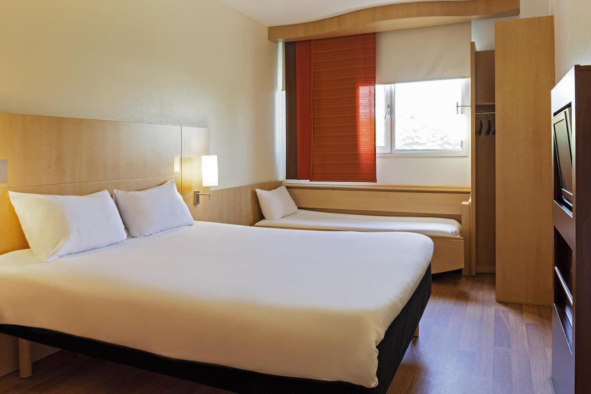 Standard Double Room, Multiple Beds | Desk, laptop workspace, blackout drapes, soundproofing