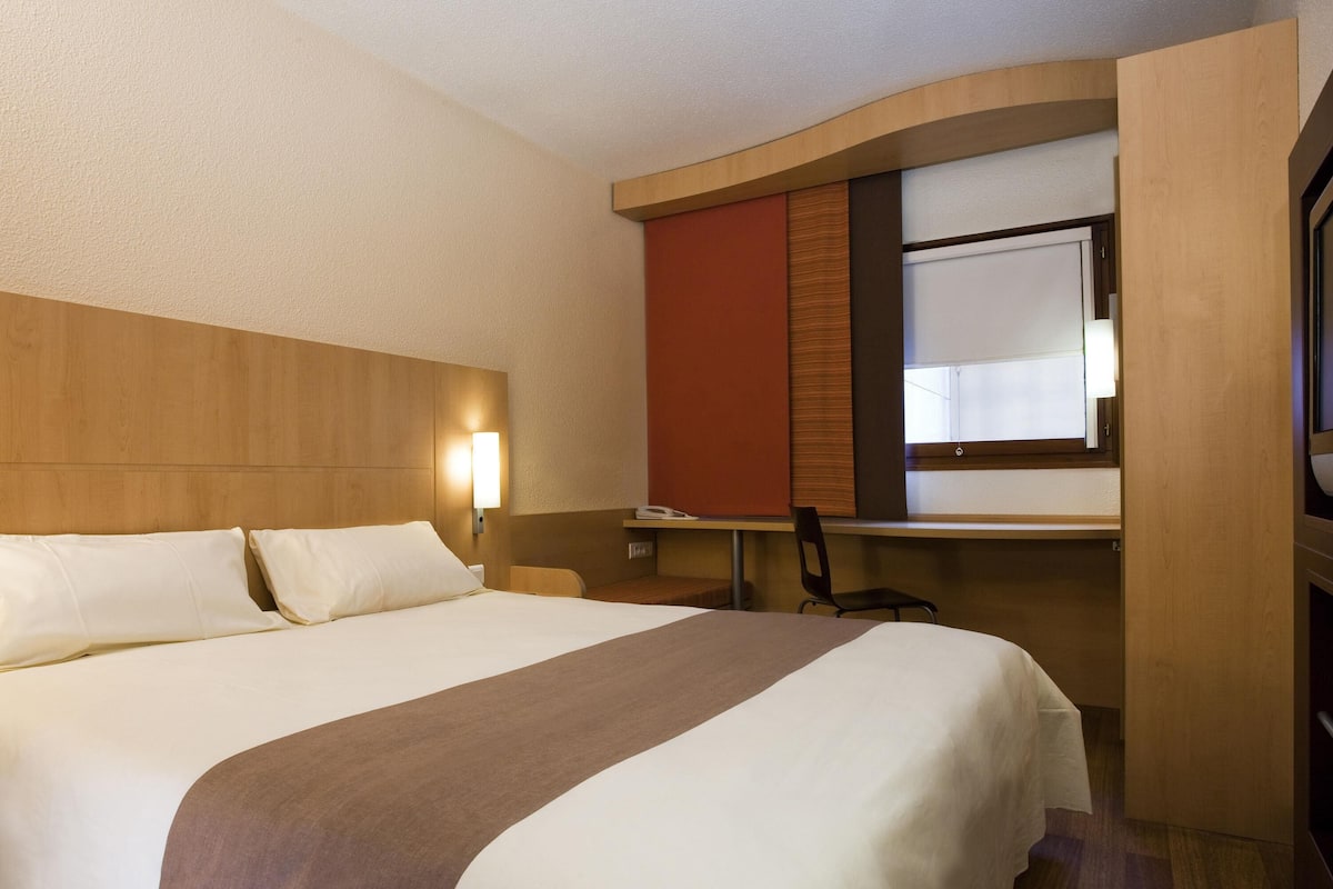 Escritorio, espacio para trabajar con laptop y cortinas blackout