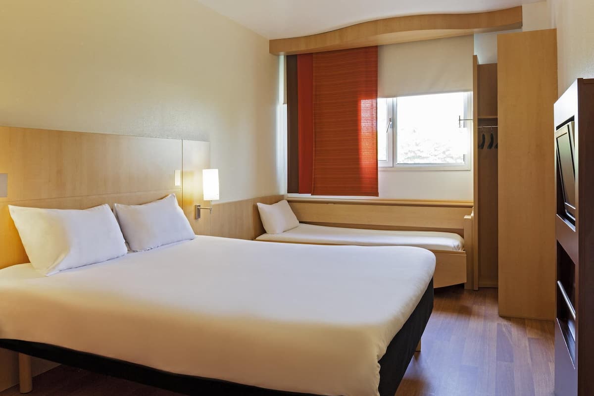 Standard Double Room, Multiple Beds | Desk, laptop workspace, blackout drapes, soundproofing