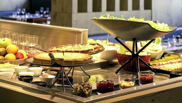 A buffet with various food items and a salad bar. - ibis Paris Porte d'Italie (Gentilly)