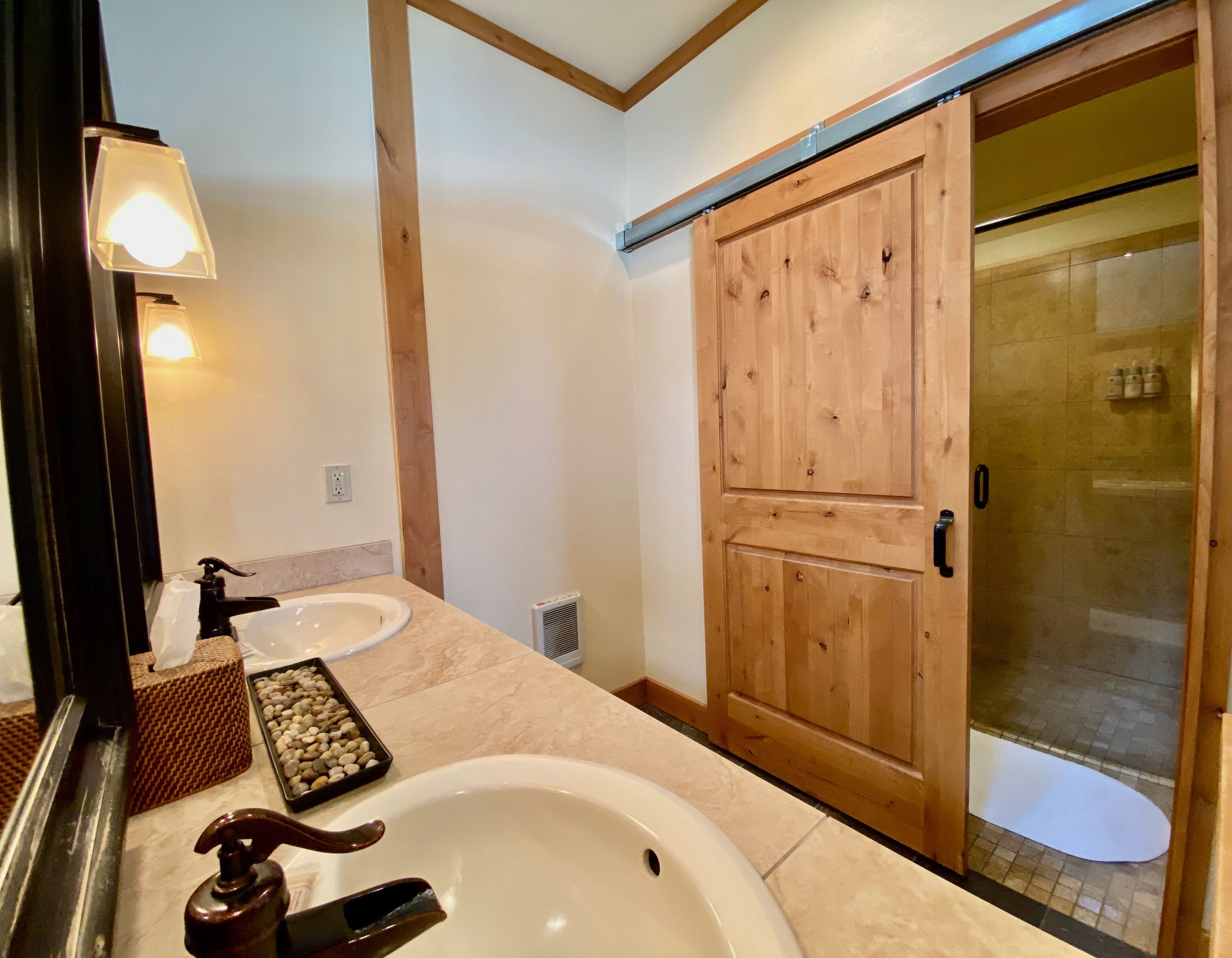 Deluxe King with Vaulted Ceilings | Bathroom