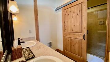 Deluxe King with Vaulted Ceilings | Bathroom