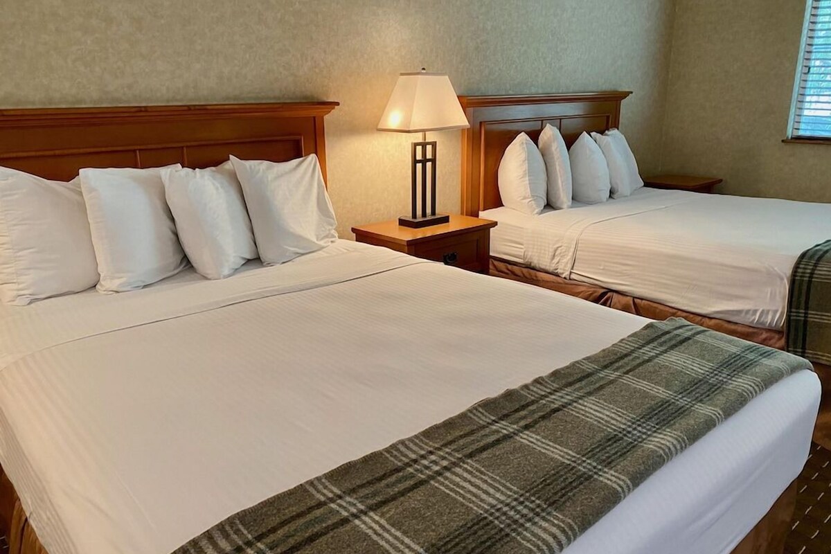 Tabla de planchar con plancha, cunas, wifi gratis y ropa de cama 