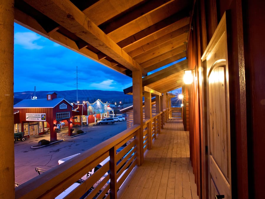 Deluxe King with Vaulted Ceilings | Exterior