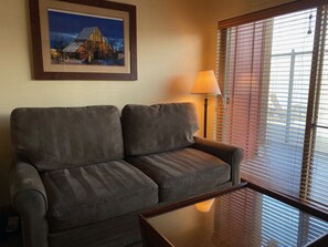 Deluxe King | Living area | Flat-screen TV, DVD player - Cousins Country Inn (The Dalles)