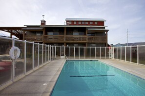 Seasonal outdoor pool, open 11:00 AM to 7:00 PM, sun loungers - Cousins Country Inn (The Dalles)