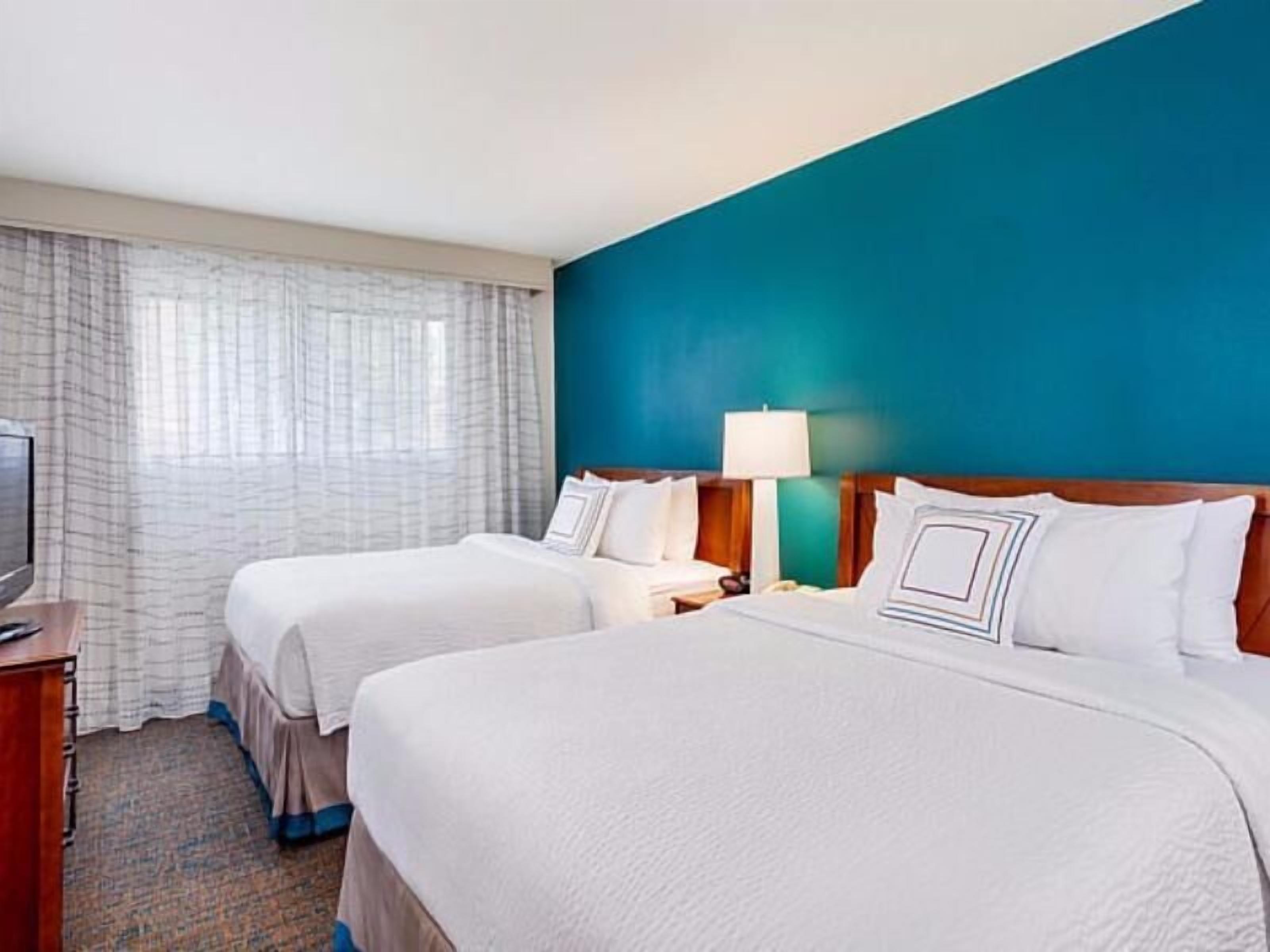 Hypo-allergenic bedding, down comforters, in-room safe