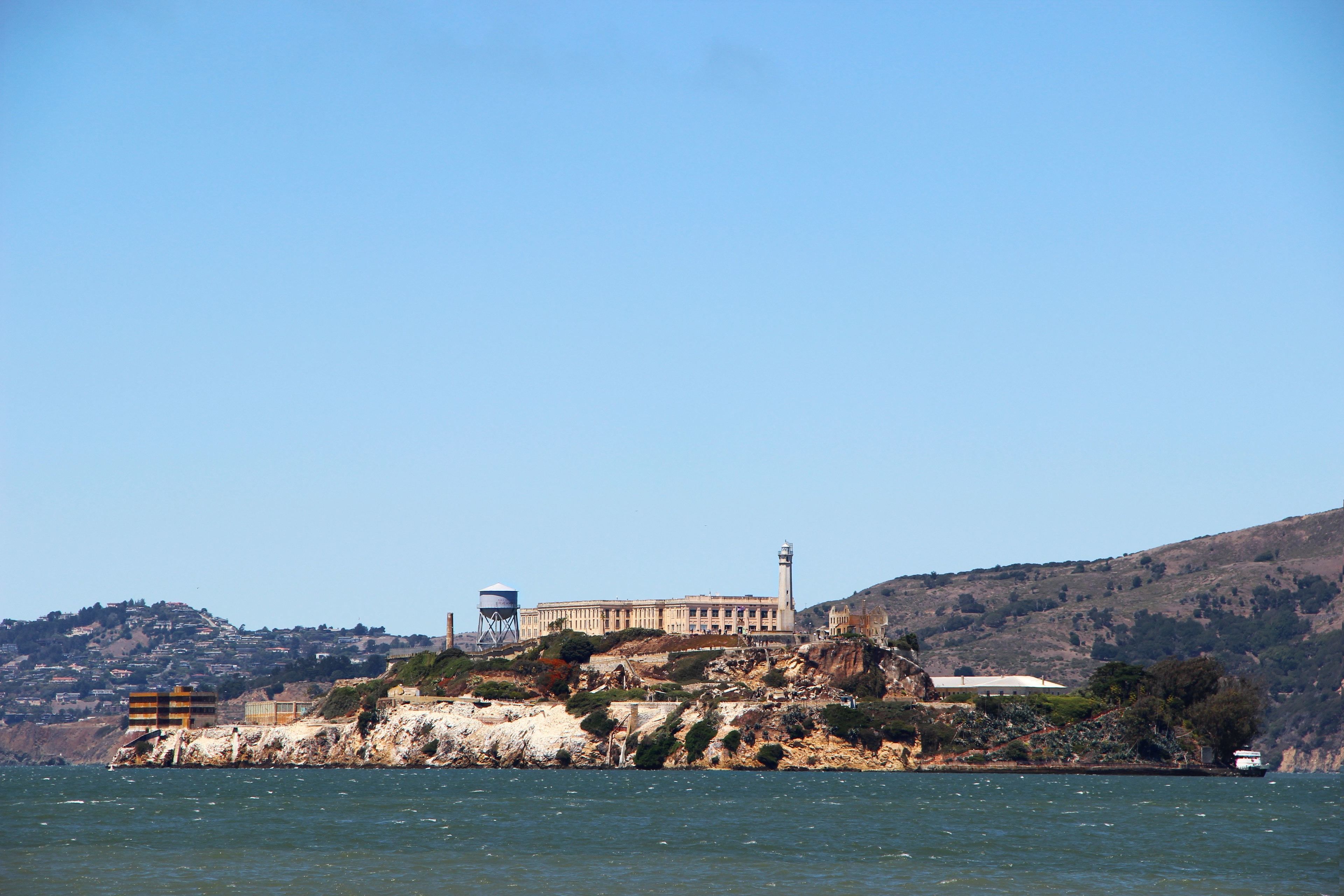 Un bâtiment situé sur la côte, doté d’un phare, et construit sur un promontoire rocheux d’où l’on a une vue sur la mer.