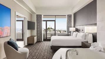 总统套房, 1 张特大床, 阳台, 海湾景观 | 高档床上用品、羽绒被、加厚床垫、客房内保险箱