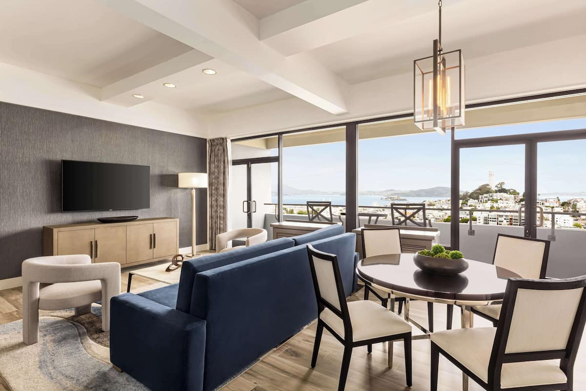 Presidential-suite - 1 kingsize-seng - balkon - udsigt til bugt | Opholdsområde | 55-tommers LCD-tv med digitale kanaler, tv, Netflix