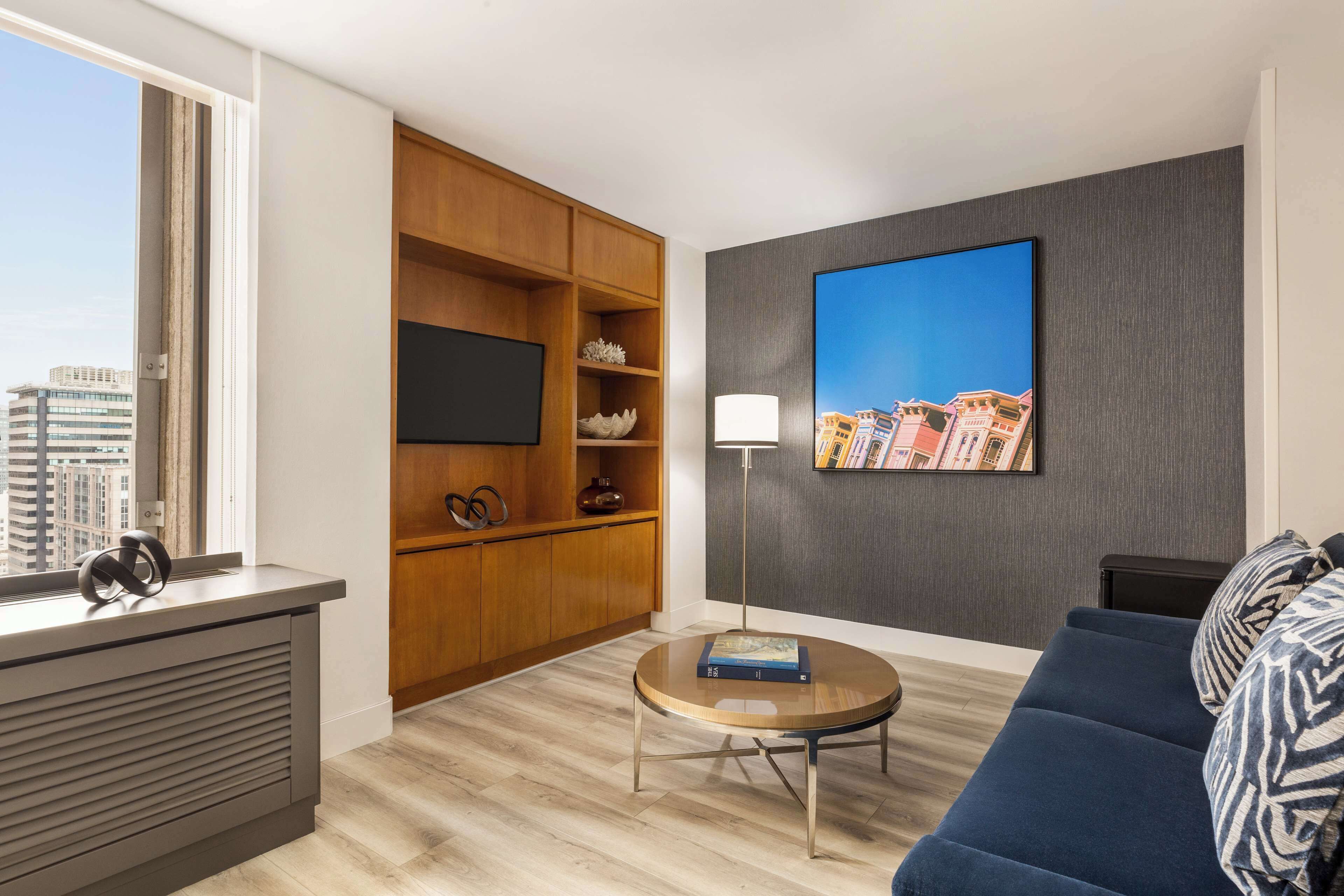 Junior Suite, 1 King Bed, City View | Living area