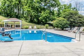 Piscine extérieure en saison
