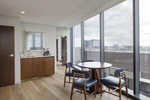 Living area - Hilton Arlington Rosslyn The Key (Arlington)