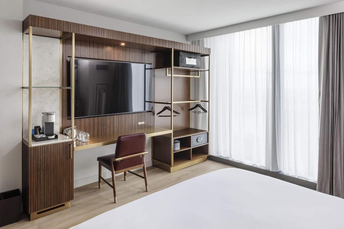 Caja de seguridad en la habitación, escritorio y cortinas blackout