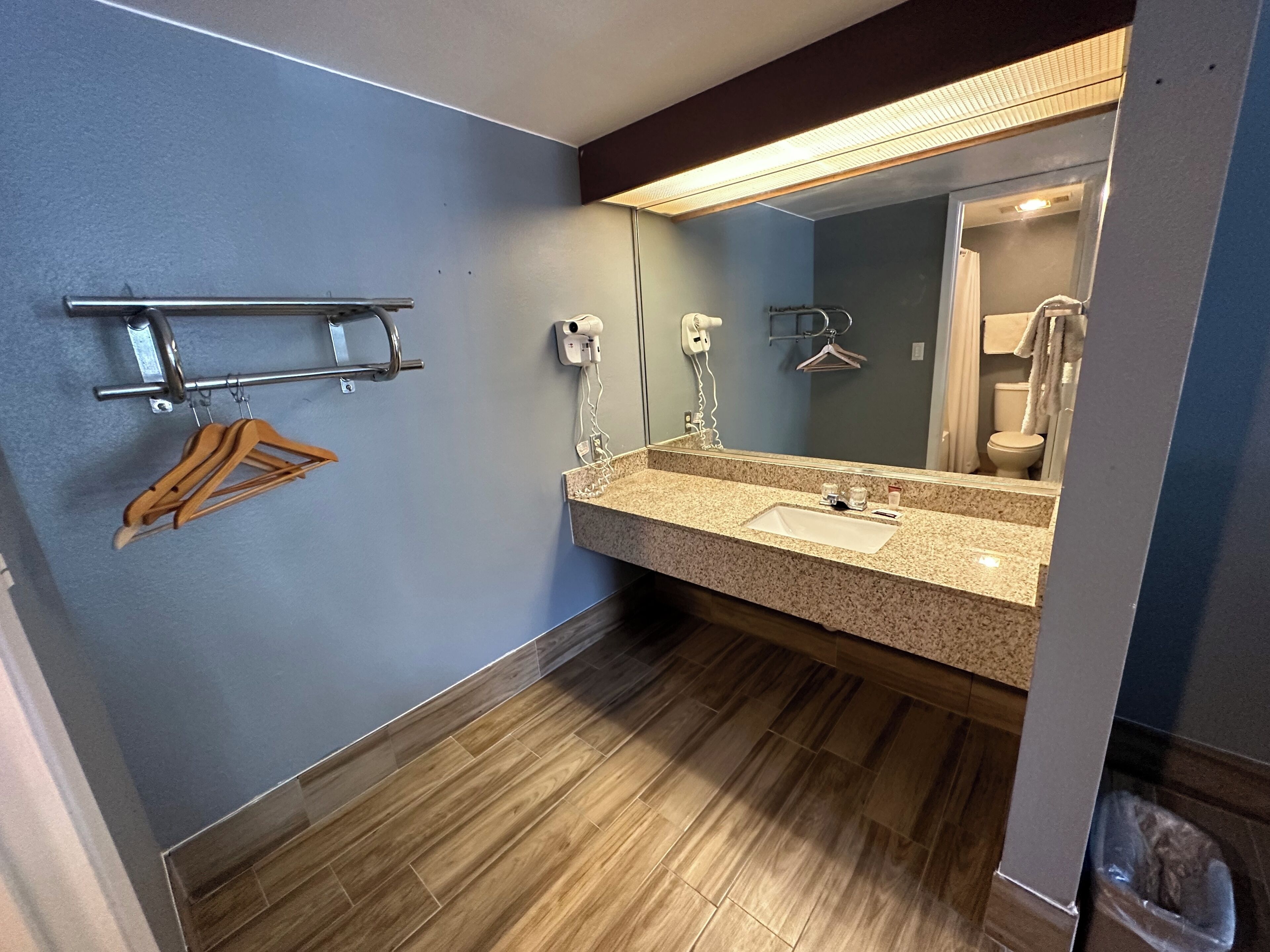Combined shower/bathtub, hair dryer, towels